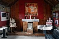 Der Autodidakt  Die Führung ist offenbar alternativlos, was sich aber auch dank der kompetenten Kenntnis der Dame als äußerst wertvoll erweist. Wir erfahren von dem 1884 geborenen Samúel Jónsson, einem Bauern, der Zeit seines Lebens nie die Westfjorde verlassen hat. Aufgewachsen in Selárdalur und erzogen in einem strengen Pfarrhaus, heiratete er die ebenfalls aus dem Ort stammende Salome, mit der er drei Kinder hatte, die aber früh verstarben. Für 20 Jahre wohnten sie in dem benachbarten Krossadalur, kehrten dann aber 1948 nach Selárdalur zurück, wo Samúel eigenhändig ein kleines Häuschen aus Beton auf dem "Brautarholt" (Weghügel) erbaute. Insgesamt 40 Jahre war das Leben der beiden von der harten Arbeit als Bauern geprägt, als Samúels Frau bereits ein Jahr nach ihrem Umzug 1949 verstarb.