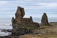 Die Elfenkirche  Urprünglich ein Vulkankrater, sind die beiden Felssäulen das Einzige, was die erosive Kraft von Wind und Wasser übriggelassen hat. Klar, dass die sagenvernarrten Isländer etwas Mythisches darin sahen. Aber offensichtlich unbeeindruckt von den Elfen, sind die beiden Felsen erst in der Neuzeit von Kletterern bezwungen worden, der höhere 1735 und der kleinere 1938.  Maren möchte unbedingt ihre Kräfte an den Kraftmesssteinen des Djúpalónssandur, dem 'Strand der schwarzen Perlen' ausprobieren. Außer uns haben noch andere Besucher dieses Ziel, denn als wir uns auf der Zufahrtstraße dem Strand nähern, stehen wir plötzlich hinter mehreren Autos im Stau vor einer Absperrung, die – bewacht von einem Rangerfahrzeug – sicherstellen soll, dass niemand mit dem alle zwanzig Minuten hin und her fahrenden Baulaster kollidiert. Schade, nicht nur, dass ich Marens Kräfte jetzt immer noch nicht realistisch einschätzen kann, auch der vulkanische Strand wäre sehr sehenswert gewesen.