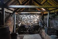 Eldhús  Die Kochstellen in der Küche des von bis zu 20 Personen bewohnten Hofes wurden mit Torf und getrocknetem Schafsdung befeuert. In ihrer sehr rustikalen Ausstattung dürfte sich die Küche nicht wesentlich von der ursprünglichen Kochstelle des Gründerehepaares Þorfinnur Karlsefni und Guðríður Þorbjarnardóttir aus dem elften Jahrhundert unterschieden haben.  Das Paar gehörte zusammen mit Leif Erikson zu den frühen Entdeckern Amerikas und soll sich nach einem mißglückten Kolonisationsversuch auf Neufundland genau hier niedergelassen haben. Der 3 Jahre zuvor geborene Sohn von Guðríður, Snorri Þorfinnsson, gilt nicht nur als der erste in Amerika geborene Europäer, er soll auch die erste Kirche der Ansiedlung erbaut haben.