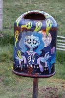 Fantasy Basket  Bald ist die Jagdgemeinschaft hinter der Steilküste ausser Sicht und wir setzen unsere Wanderung zum Leuchtturm fort, der sich allerdings als nicht besonders fotogen erweist. Wir kehren auf einem anderen Pfad langsam zum Parkplatz zurück, wo wir die Verpackung unserer Wegzehrung in diesem fantasievoll bemalten Mülleimer entsorgen.