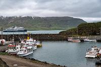 Hafnarhólmi  Vom Canyon bis nach Bakkagerði sind es ungefähr 110 km, die wir aber dank der sehr guten Überlandstrecken trotz einiger Zwischenstops zügig zurücklegen. Um 14:30 Uhr erreichen wir die Küste und kurz nach Passieren des Ortes die Marina an der Landbrücke zum vorgelagerten Felsen Hafnarhólmi.  Die kleine Insel – die erst durch den Bau des Hafens die Landanbindung bekam – ist einer der beliebtesten Orte, um Papageitaucher zu besuchen und zu fotografieren. Dem hat die Ortsverwaltung Rechnung getragen und den Inselhügel mit einer Holztreppe erschlossen, die an einer Aussichtsplattform endet.