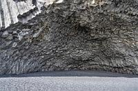Hálsanefshellir  Ich muß gestehen, dass ich in der richtigen Bennung dieser Höhle unsicher bin. Bereits unser erstes Bild vom Reynisfjara Beach zeigt eine große Höhlung in der Bergwand, die allerdings nicht besonders tief in diesen hinein reicht. Auch erfreut sich diese Höhlung trotz der beeindruckenden Umrahmung nur wenig Beachtung beim Publikum. Im Gegensatz zur folgenden Höhle, die tief in den Berg hineinreichend das beliebteste Fotomotiv darstellt. Sogar Hochzeiten und andere Festivitäten finden unter dem wunderschönen Baldachin aus sechseckigen Basalten statt.  Gibt man allerdings den Namen "Hálsanefshellir" in der Google Suche ein, finden sich merkwürdigerweise, gefühlt im Verhältnis 50:50, Webseiten, auf denen voller Überzeugung mal die eine und mal die andere Höhle mit diesem Namen bedacht wird. Ich tippe auf diese Grotte!