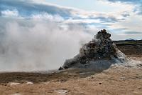 Hitzkopf  Angesichts der möglichen Konsequenzen gibt man sich dann doch lieber mit so ganz kleinen 'Vulkanen' wie diesem zufrieden, die zwar keine Lava, aber mächtig viel Dampf ausstoßen.