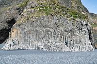 Kletterwand  Am beliebtesten unter den Besuchern ist allerdings die mächtige, stufige Basaltwand, die, beide Höhlen voneinander trennend, offensichtlich noch im schlappesten Stubenhocker den Kletterfex weckt.Unablässig finden Auf- und Abstiege ganzer Familienverbände statt, begleitet von Smartphone-Orgien, die es am Tag bei schönem Wetter eigentlich unmöglich machen, auch nur ein einziges Foto der unangetasteten Wand zu schießen. Ehrlicherweise war auch hier das Remove Tool am Werk, von dem ich zwecks Größenvergleichs nur zwei Kletterer verschonte ;-).