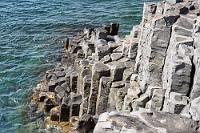 Migranten  Wir erreichen schließlich den kleinen Ort Hofsós, der nur aus zwei Straßen und einem riesigen Schwimmbad besteht. Hier soll es eine Ausstellung geben (die wir natürlich auch nicht besucht haben...), welche über das Leben und Schicksal der Bewohner dieses Landstrichs Auskunft gibt. In Zeiten, in denen man noch nicht von Heimarbeit leben konnte und es noch kein Internet gab, war die einzige Option zu überleben, auszuwandern. Insgesamt sollen sich zwischen 1870 und 1930 über 20.000 Isländer auf den Weg nach den USA und Kanada gemacht haben, die aber als gelernte Landwirte in der Fremde meist kein Problem hatten, selbst für ihren Lebensunterhalt zu sorgen.  Soweit wollen wir heute nicht, denn uns interessieren wieder einmal die sehenswerten Basaltformationen, die es – über einen Parkplatz und eine Treppe gut zugänglich – an dieser Fjordküste gibt.