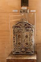 Muschelwerk  Die Führung nähert sich dem Ende und wir werden ins Wohnhaus gebeten, in dem dieser 1953 von Jónsson aus selbst gesammelten Muscheln hergestellte Altar (?) einen besonderen Blickfang darstellt.