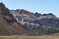 Schnellschuss  Auch auf dem weiteren Weg muß man standhaft bleiben, um nicht angesichts der beeindruckenden Felsformationen des Vatnajökull Massivs ständig für weitere Fotos anhalten zu wollen. An vielen Stellen tritt die vulkanische Natur des teils farbigen und aus unterschiedlichen Gesteinsarten gebildeten Plateaus aber so schön hervor, dass zumindest ein schnelles Foto aus dem geöffneten Seitenfenster zur Dokumentation vonnöten ist.