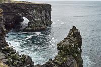 The Torch  Offensichtlich bin ich nicht der Erste, der die Warnung des Schildes schnöde mißachtet. Der alleinstehende Felsen "Die Fackel" ist  das  Motiv, welches praktisch jeder Fotograf aufnimmt, den es in diese Ecke verschlagen hat und welches man nur gewinnt, wenn man die Aussichtsplattform verläßt und sich der bröckeligen Lavakante anvertraut. Nicht immer lebte die Halbinsel vom Tourismus. Es ist noch nicht lange her, dass sich die männlichen Einwohner dieses Küstenstrichs in waghalsigen Aktionen an der Steilküste abseilten, um die zahlreichen Nester der Seevögel ihrer Eier zu berauben, denn es gab wenig, was die Menschen sonst ernährt hätte.