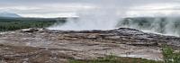 Viel Dampf,...  ...aber kein Wumms! Damit ist der größere der beiden Geysire treffend beschrieben. Von den einzigen beiden Geysiren, die auf Island überhaupt meterhohe Fontainen in den Himmel gestoßen haben, hat sich der Größere weitgehend verabschiedet. Noch bis zum Anfang des 20. Jahrhunderts hat er ebenso zuverlässig wie der benachbarte Strokkur geblasen, hat sich dann aber über Jahrzehnte zur Ruhe gelegt, lediglich manchmal durch Zufuhr von Seifenpulver rüde aus dem Schlaf geweckt, bis dieses Treiben von Umweltschützern unterbunden wurde. Heute zeugt nur noch ein großes Kalksinterfeld an seinem Osthang von den früheren Ausbrüchen. Erst seit ein paar Jahren bequemt sich der Geysir wieder, gelegentlich auf eigene Initiative aktiv zu werden, man sollte aber nicht drauf warten, weil das ziemlich lange dauern kann.