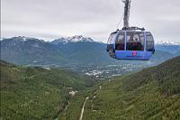 Am tiefsten Punkt  Ein bißchen mulmig ist einem schon vorm Besteigen dieser Seilbahn. Auch wenn die bewährte Fa. Doppelmayr hinter der Konstruktion steht, muß man angesichts der pfeilerlos zu überbrückenden 3024 m erst einmal schlucken. Zwischen den beiden Stationen auf dem 2181 m hohem Whistler Mountain und dem 2436 m hohen Blackcomb Peak ist nicht nur eine Gesamtstrecke von 4400 m zu überwinden, sondern auch noch eine Höhendifferenz von 255 m zur Blackcomb Bergstation. Und obwohl das Seil über dem Tal zwischen den Bergen mächtig durchhängt, befindet es sich an seinem tiefsten Punkt immer noch 436 lichte Meter über dem winzig zu erkennenden Fitzsimmons Creek. Sind schon 'ne Menge Superlative!