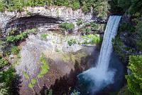 Brandywine  Die 66 m hohen "Brandywine Falls" stürzen über die Kante eines von vier Basaltschichten umgebenen Beckens, Überbleibsel 34000 Jahre alter Lavaströme, die Teil des sogenannten Garibaldi Volcanic Belt sind. Der Legende nach erhielt der Fall seinen Namen aufgrund einer Wette zwischen zwei Landvermessern, die um den Preis einer Flasche Brandy über die richtige Höhe des Wasserfalls stritten. Wer den Preis gewonnen hat, ist nicht überliefert...