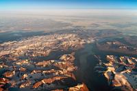 Bye bye, Canada  Den Bilderreigen beschließt ein letzter Blick auf Kanada, kurz bevor wir es an der Ostküste verlassen. Wie auf jeder Reise gab es Licht und Schatten, wobei sich die 'schattigen' Momente fast ausschließlich auf das Wetter beziehen. Natürlich hatten wir keine vier Wochen Sonne am Stück erwartet und sind auf der ersten Hälfte der Tour bis auf wenige Wolken- und Regenstunden auch ausgesprochen gut bedient worden. Dass es ausgerechnet zum Höhepunkt der Reise in den Rocky Mountains einen Wintereinbruch gab, ist zwar ärgerlich, aber bei den herrschenden klimatischen Bedingungen auch nicht außergewöhnlich. Und letztendlich: Wer kann schon mitten im Sommer Winterfotos schießen? Glücklicherweise war's ab da zwar auch noch mal durchwachsen, mehrheitlich aber – und vor allen an den richtigen Orten – wieder sommerlich schön. Die Menschen, denen wir auf Campingplätzen und beim Einkaufen begegneten waren hilfsbereit und freundlich und haben meist neugierig nette Gespräche mit uns gesucht. Die Lebenshaltungskosten sind hoch, die Infrastruktur bis auf Netz und WLAN hervorragend, die Straßen in gutem Zustand und die Campgrounds durchgängig sauber und ordentlich. Alles in Allem sind wir restlos begeistert von Kanada, von seiner grandiosen Natur, freuen uns über die vielen interessanten Erlebnisse und nicht zuletzt über eine unerwartet hohe Anzahl von Tiersichtungen samt ihrer fotografischen Dokumentation. Fazit: Eine tolle Reise!
