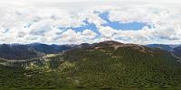 Cascade Lookout  Man genießt vom "Cascade Lookout" einen fantastischen 360° Rundblick über die nach dem gemäßigten Okanagan-Tal wieder wilder gewordene Bergwelt. Direkt zu unseren Füßen liegt das Manning Park Resort, etwas weiter weg erkennt man den Lightning Lake und die schneebedeckten Berge am südlichen Horizont gehören zur Cascade Range im US-Bundesstaat Washington. : Cascade Lookout