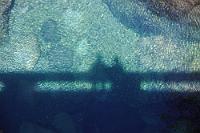 China Beach fällt aus  Bald sitzen wir wieder im Auto und als wir den Jordan River kreuzen, beginnt es zunehmend wolkig und diesig zu werden. Der nächste Halt am sogenannten "China Beach" ist mal nicht als Provincial Park geadelt worden, dafür ist der Parkplatz aber überfüllt und zwischen den dunklen Bäumen am Beginn zahlreicher (Strand-)Trails laufen eine Unmenge von Leuten. Da das Wetter nicht gerade zum Wandern einlädt, bleibt es bei einem netten Smalltalk mit dem kommunikativen Parkplatzwächter und bald sind wir wieder auf der Straße.  In Port Renfrew wenden wir uns von der Küste weg und folgen bei glücklicherweise wieder aufklarendem Wetter der Pacific Marine Road nach Norden. Schmunzeln müssen wir, als wir nahe des Lizard Lake die kleine Brücke über den Harris Canyon kreuzen und wegen der attraktiven Aussicht kurz anhalten. Eben noch allein, stehen nach kurzer Zeit weitere drei Fahrzeuge hinter unserem Camper, deren Insassen kurz darauf ebenfalls von der Brücke in den kleinen Zufluß zum Harris Creek schauen. Es ist wie zu Hause: Kaum stehen wir als Erste irgendwo am Schalter oder Aufschnittstand, sammeln sich garantiert Momente später weitere Mitmenschen in der Schlange. Wir sollten das professionell ausbauen und uns bezahlen lassen... ;-)