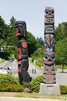City of Totem  Nach dem Frühstück machen wir uns auf den Weg nach Osten Richtung Nordküste, denn wir wollen Duncan einen Besuch abstatten. Die "Stadt der Totempfähle" liegt am Trans Canada Highway und hat sich in den letzten Jahren um die Würdigung der Kultur der First Nations verdient gemacht. Da wir aber nicht wissen, wo und wie man am Besten zu den viel beworbenen Totempfählen kommt, wollen wir zuerst das Visitor Centre aufsuchen.