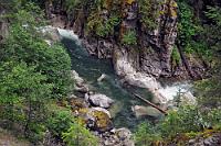 Coquihalla Canyon  Der leitende Ingenieur beim Bau der "Othello Quintette Tunnels" soll ein begeisterter Shakespeare Fan gewesen sein, was sich in der Namensgebung einzelner Bauabschnitte der Trasse niederschlug: Othello, Lear, Portia, Jago sowie Romeo & Julia. Unterbrochen von grandiosen Ausblicken auf den von hohen Felsen eingefaßten Coquihalla River hat man nach knapp 2 Kilometer den letzten Tunnel durchquert und schickt sich – will man der Trasse nicht bis nach Hope folgen – zum Rückweg an. Doch Halt – wieso 'Quintett'? Waren das nicht erst 4 Tunnel? Nachforschungen ergeben, dass man einen zweiteiligen Tunnel, welcher aus einem umschlossenen und einem durchbrochenen Teil besteht nur als einen wahrgenommen hat. Puh – hat also alles seine Richtigkeit! : Coquihalla Canyon