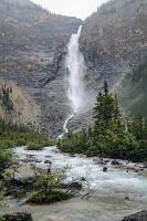 Der Zweithöchste  Wir biegen Richtung Yoho NP ab und überqueren nach wenigen Kilometern für kurze Zeit die Grenze zwischen Alberta und British Columbia. Uns bei diesem Wetter an den Viewpoints des Spiral Tunnels aufzustellen und auf einen vorbeikommenden Zug zu warten, fehlt uns die Geduld und so fahren wir weiter zur Yoho Valley Road. Die zu den sehenswerten Takakkaw Falls führt, dem zweithöchsten Wasserfall Westkanadas. Auch hier wieder das Plastiktütenspiel: Schirm unter der Achsel festklemmen, Kamera raus aus der Tüte, Objektiv mit der Hand abschirmen, Foto machen – klar, dass dabei keine Fotokunst herauskommt :-/