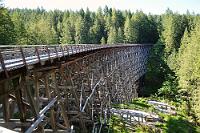 Fachwerk  Wir haben die Nacht auf dem privaten "Beehive Campground" an der Mill Bay verbracht. Wieder sind wir, wie's scheint, die einzigen Touristen, denn die meisten Plätze werden von aufgebockten XXL-Motorhomes okkupiert, deren einheimische Besitzer zum Wochenende eingetrudelt sind und sich entweder mit dem Ausführen ihrer mitgebrachten Hunde oder der Pflege ihrer kleinen Vorgärtchen befassen. Wir haben aber wieder Strom und Wasser, können elektrisch getoastetes Brot genießen und brauchen bei der morgendlichen Körperpflege nicht mit dem Duschwasser zu geizen.  So stehen wir also bereits um 9:00 Uhr mutterseelenallein bei schönstem Wetter nochmals auf dem hölzernen Kulturdenkmal und können all die Fotos nachholen, die uns am Vortag nicht gelangen. Auch wenn das Panorama wegen des Gegenlichtes der noch tief stehenden Morgensonne leider nur suboptimal ausfiel...