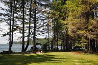 French Beach  Neben dem 'Provincial Park'-Schild am Beginn des kurzen Weges vom Parkplatz zum Strand steht eine Rangerin, vertieft in ein Gespräch mit zwei Gästen und wir befürchten, uns den Zugang zum Weg mit einem weiteren Obulus erkaufen zu müssen. Ist aber nicht so und wir werden unbehelligt durchgelassen. Wir hatten wohl mit den Sooke Potholes gleich zu Beginn einen falschen Eindruck gewonnen, denn auch später auf unserer Tour wurden wir nur bei sehr wenigen Gelegenheiten um eine Gebühr erleichtert. Der Beach sieht mit dem groben Kiesel-Sand-Gemisch und Unmengen Schwemmholz dem Strand unseres ersten Campingplatzes sehr ähnlich, der Wind bläst kräftig und in der aufgewühlten Brandung stehen nur wenige Wagemutige in Strandkleidung bis zu den Knien im Wasser. Mit einem typischen Badestrand hat dies wenig Ähnlichkeit. : French Beach