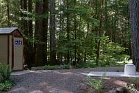 Gender Klo  Unser heutiger Campground ist ein staatlicher Platz unter der Ägide von 'BC Parks', einer behördenähnlichen Einrichtung, die dem Naturschutz verpflichtet ist und neben Rangern auch Freiwillige beschäftigt. Die Parks sind nichtkommerziell ausgerichtet und dementsprechend ist die Ausstattung der Stellplätze in der Regel auf einen hölzernen Tisch, Sitzbänke und eine gesicherte Feuerstelle begrenzt. Waschräume, Wasserzapfstellen und Dumpstations sind als Gemeinschaftseinrichtungen ausgeführt, so dass man elektrischen Strom bestenfalls an den Föhnsteckdosen in den Waschräumen erhält. Egal – ich hatte sämtliche Kameraakkus bereits vorsorglich an Weir's Beach randvoll gefüllt, so dass ich auf den mitgebrachten 12/220 V-Spannungskonverter noch verzichten konnte.  Einen herzlichen Lacher entlockte uns das auf einem ersten Rundgang entdeckte, wohl im Umbau befindliche Gemeinschaftsplumpsklo. Das freistehende 'Damenklo' wurde von uns spontan als 'Gender-Klo' etikettiert ;o). Denn auch Kanada hält auf strenge 'political correctness'...