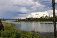 Gewitterluft  Eigentlich wollten wir der 97 bis nach "93 Mile House" folgen, um dort auf den HWY 24 Richtung Clearwater abzubiegen. Der Reiseführer empfiehlt hingegen, die 97 bereits bei "70 Mile House" zu verlassen und eine Nebenstrecke entlang des "Green Lake" zu nehmen, die bei "Lone Butte" auch auf die 24 mündet. Wie erwähnt, ist das Land jetzt weitgehend flach und gestattet damit einen weiten Blick auf den dramatischen Himmel, auf dem sich in Fahrtrichtung das Gewitter verdichtet hat, welches sich bereits seit "The Chasm" ankündigte. Um uns herum dominiert jetzt eine ganz andere Vegetation, die uns nordeuropäisch erscheint und sich mit lichten Espen- und Birkenwäldern sehr von dem dichten Fichtenbewuchs des gemäßigten Regenwaldes unterscheidet.