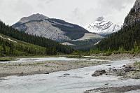 Halbkreisförmig  Auch dieses Foto zurück ist der verzweifelte Versuch, wenigstens ein bißchen was mitzunehmen von dieser 'einmal-im-Leben'-Tour. Wobei die halbkreisförmigen Schichtungen in den Bergflanken interessante Einblicke auf die Geologie der Rockies ermöglichen.  Mangels sinnvoller Zwischenstopps haben wir die Strecke des halben Parkways sehr zügig zurückgelegt. Da es eigentlich noch zu früh am Tag ist, um bereits den zwei Tage zuvor nachgebuchten "Rampart Creek Campground" anzusteuern, fahren wir an ihm vorerst vorbei, um uns den knapp 20 Kilometer weiter gelegenen "Mistaya Canyon" anzusehen.
