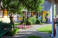 Heimelig  Bis in die Hinterhöfe reicht die anheimelnde Selbstdarstellung und läßt einen angesichts der ironischen Verspieltheit häufig schmunzeln.