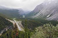 Hoffnungsschimmer?  Bald hinter dem Gletscher und dem Infozentrum senkt sich die Straße in einer langgezogenen Serpentine von ca. 1800 m auf 1600 m Höhe. Hier zeigt sich erstmals ein Hoffnungsschimmer in dem undurchdringlichen Nebel. Zumindest scheint sich der Nebel etwas zu heben, so dass man gelegentlich auch schon mal eine Felswand von der Straße aus sieht.
