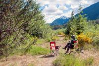 Kaffepause  Etwas blauäugig halten wir kurz vor Erreichen des Campgrounds auf einem kleinen Rastplatz an, der den Beginn des "Flower Ridge Trails" markiert. Für eine kleine Wanderung hätten wir noch Zeit und wir fragen eine Gruppe junger Leute, die gerade im Begriff ist, nach dem Wechsel der Wanderschuhe zu leichterem Gehwerk ihre Fahrzeuge zu besteigen, nach der Beschaffenheit des Trails. Grinsend wird uns in breitestem Hochdeutsch geantwortet, ihre Gruppe sei gerade nach einer sechstündigen Wanderung zurückgekehrt, die sie noch nicht einmal bis ans Ende des Trails in den Höhen der umliegenden Bergwelt geführt hatte. Okaaaaay... wir wollen uns keine Blöße geben, bedanken uns mit der Erklärung, zumindest mal den Anfang des Aufstiegs in Augenschein nehmen zu wollen, klettern dann die nächsten 20 Minuten steil bergan, bis wir umkehren und uns vorm Betreten des Parkplatzes vergewissern, dass die jungen Leute auch wirklich weg sind. Uns fällt dann auch ein, dass wir noch leckere Apfelteilchen im Auto haben, deren Verzehr bei einer Tasse Kaffee in unserem Hintergarten auch kein schlechter Zeitvertreib ist...