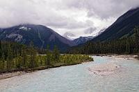 Kootenay River  Maren läßt der entgangene Marble Canyon Ausflug keine Ruhe. Sie überredet mich, noch einmal ein kleines Stückchen bis zu dem Campground zurück zu fahren, der dem Marble Canyon Parkplatz gegenüberliegt. Von hier aus hofft sie, doch noch einen Zugang zu finden, muss aber nach der Lektüre eines Hinweisschildes ernüchtert feststellen, dass der derzeit einzige Zugang nur über einen 3 km langen Anmarsch vom – gerade verlassenen – Paint Pot Parkplatz möglich ist. Canyon Rundweg plus 6 km An- und Abmarsch... so viel Zeit haben wir dann doch nicht. Also zurück auf den Kootenay Highway, von dem aus wir noch einige wolkenverhangene Sichten über den Kootenay River und den gleichnamigen National Park mitnehmen, bis wir bereits um 15 Uhr den "McLeod Meadows Campground" erreichen, unser heutiges Tagesziel. : Kootenay River