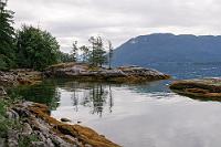 Mermaid Cove  Wir stehen um 3:45 Uhr auf, parken ab 5 Uhr an dem Fähranleger und sind pünktlich um 6 Uhr an Bord, um aufs Festland überzusetzen. Zuvor hatten wir noch gedumpt und Dank eines relativ kräftigen WLAN-Netzes gelang es Maren endlich, ein stabiles Skype-Gespräch zu ihrer Mutter aufzubauen. Zum Essen hatte es nicht mehr gereicht und so stellen wir uns wagemutig in die Schlange der hungrigen Trucker, die sich in der Pantry der Fähre ein kräftiges Frühstück aus Eiern, Kartoffeln, Würstchen, Speck und Gemüse zusammenstellen lassen. Es gibt auch Porridge und Toast. Glücklicherweise gelingt es uns auch ohne größere Blamage, ebenfalls Scrambled Eggs, Potatoes and Ham zu ordern. Zusammen mit dem Kaffee und etwas Cola summiert sich das Ganze dann mal schnell auf schlappe 30 $... Um 8:30 Uhr legen wir in Powell River an der "Sunshine Coast" an, die ihrem Namen aber keine Ehre macht, denn es ist stark bedeckt. Wir wollen um 9:25 Uhr in Saltery Bay schon die nächste Fähre über das Jervis Inlet erreichen und machen uns zügig auf die nur etwa 30 km lange Strecke. Wir kommen gut voran, haben sogar noch Zeit für einen Spaziergang auf dem "Mermaid Trail", der uns in eine hübsche, kleine Bucht führt, und beobachten dort einen Seehund, der gelegentlich seinen Kopf aus dem Wasser hebt. : Mermaid Cove