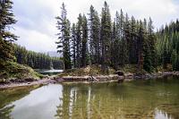 No loop today...  Momentan scheint gerade mal wieder die Sonne und der kleine See liegt friedlich vor uns. Als wir am Ufer stehen, entdecken wir in einigem Abstand auf dem weiterführenden Weg ein paar Leute in Waldarbeiterkleidung, auch ein kleiner Bagger steht herum. Haben wir also doch richtig spekuliert, dass nicht der gesamte Weg gesperrt sein würde. Dann machen wir eben nicht den 'Loop', sondern kehren auf dem gleichen Weg zurück.