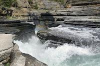 Pancake Rocks  Ja, ich weiß, dass der Name eigentlich schon vergeben ist...   Wahrscheinlich war es ein paar Stunden früher wegen nasser Felsen noch erheblich gefährlicher, hier herumzuturnen. Glücklicherweise hat die Sonne die Felsplatten inzwischen getrocknet, so dass das Risko überschaubarer ist. Mit Glück erwischt man in den aufgischtenden Wasserfahnen sogar mal einen kleinen Regenbogen.