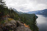 Slocan Lake View Point  Die Fähre, die gemeinsam mit einer Zweiten pausenlos über den See hin und her pendelt, ist klein und hat nur ein Autodeck. Während der Überfahrt steigen wir aus unserem Camper aus und halten ergebnislos nach blauen Wolkenlücken Ausschau. Am anderen Ufer in der Galena Bay angekommen suchen wir uns nach Verlassen der Fähre erst mal einen kleinen Rastplatz und haben nach langer Zeit ausschließlichen Propangasbetriebes mal wieder zeitraubende Probleme, den Kühlschrank neu zu starten.  In Nakusp trifft der HWY 23 auf den HWY 6, dem wir südöstlich Richtung "Slocan Lake" folgen. Die Fahrt entlang des Sees auf einer immer weiter ansteigenden Uferstraße ist wunderschön und als wir den "Slocan Lake View Point" erreichen, machen wir einen Zwischenstopp, um einen Blick auf den 300 m tiefer liegenden See zu werfen.