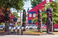 "Transformation"  Gleich neben dem "Transformation" betitelten Ensemble dieser vier Totems befindet sich der zentrale Parkplatz, auf dem unser Campervan steht. Es ist noch früh am Nachmittag, so dass wir beschließen, der uns so warm empfohlenen "Kinsol Trestle" einen Besuch abzustatten. Es sind nur gut 30 km bis dahin – eine von Maps.me angezeigte Abkürzung mußten wir aber nach kurzem Weg abbrechen und reumütig zum Trans Canada Highway zurückkehren, da selbst unser moderater Campervan für eine Unterführung auf dieser Strecke zu hoch war.