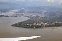 Trostpflaster  Der "Peace Arch RV Park", der uns im südlichen Vancouver erwartet, ist das '5 Sterne Hotel' unter den Campgrounds. Das Office ist hier ein 'Empfang' und nach Erledigung der Formalitäten finden wir uns klein und bescheiden auf einem Stellplatz zwischen lauter einheimischen Edel-WoMos wieder, in denen betuchte Vancouveraner ihren Wochenendurlaub in Stadtnähe verbringen. Wir hingegen schnappen uns unsere unterschiedlich großen Rollkoffer, die platzsparend ineinandergeschachtelt zwischen Fahrersitz und Einbaudusche verkeilt waren und beginnen zügig mit dem Packen. Nach einer kurzen Endreinigung sind wir 'fahrzeugrückgabebereit' und rechtschaffen müde.  Am Samstagmorgen treffen wir zeitig nach einer nur 20minütigen Fahrt zur Rückgabe des Campervans bei Canadream ein. Die Abnahme verläuft reibungslos und auch der Steinschlag in der Windschutzscheibe ist Dank des Vollkaskoschutzes kein Problem. Den 'Papierkram' erledigt eine nette deutschstämmige Mitarbeiterin mit uns und wenig später sitzen wir auch schon im Shuttle zum Flughafen. Genauso wie bei der Ankunft ist auch das Einchecken vollautomatisiert und mit wahlweise deutschsprachiger Benutzerführung sogar für uns begreifbar. Pünktlich um 13 Uhr hebt die Maschine ab und die letzte Herausforderung beschränkt sich nur noch auf 'Pasta' oder 'Chicken'...  Der wehmütige Ausblick durchs Kabinenfenster auf die im matschigen Dunst liegende Metropole British Columbias soll ein kleines Trostpflaster für all diejenigen sein , die ernsthaft einen Ausblick auf die berückende Skyline Vancouvers vermißt haben ;-).