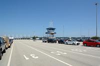 Wie auf einem Flugzeugträger...  ...kommt man sich vor, wenn man sich in die Warteschlange zur Fähre nach Vancouver Island eingereiht hat. An der Einlaßkontrolle haben wir unser Voucher gegen Tickets getauscht und sind mit einem roten Aufkleber ausgestattet worden, den wir zur Bestätigung der abgeschalteten Propangasversorgung am Gasventil des Campers anbringen sollen.   Nach einer lauten Nacht im Ankunftshotel, einem pünktlichen Shuttle zur Mietwagenfirma und einer umfänglichen Einweisung in die Funktionen unseres Zuhauses für die nächsten vier Wochen waren wir um 11:30 Uhr zu unserem Kanadaabenteuer aufgebrochen. Erster Halt war ein Safeway Supermarkt mit angeschlossener Shell Tankstelle, der unsere leibliche Versorgung für die nächsten Tage sicherstellte und für die Auffüllung des nur viertelvollen Tanks sorgte. Nur wenige Kilometer weiter standen wir nun erwartungsvoll in der Lane 32 des 'Flugzeugträgers' und harrten des Boardings auf die 15 Uhr-Fähre nach Vancouver Island.  Wer genau wissen möchte, wohin es uns in Kanada verschlagen hat: Hier geht's zur  Karte unserer Reisestrecke