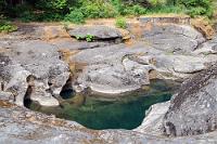 Zwischenstopp  Wir brechen frühzeitig auf und fahren auf dem Trans Canada Highway nach Norden. Die Straße ist belebt, aber der Verkehr fließt zügig und man kommt entspannt voran, denn die Kanadier sind unaggressive Naturen und fahren eher defensiv. Demnächst umspringende Ampeln werden bereits per Lichtzeichen weit vor der Kreuzung angekündigt, so dass man auf mögliches Abbremsen vorbereitet ist und ein Verfahren ist nahezu unmöglich, da auf etwas weiter vorn abbiegende Querstraßen unübersehbar namentlich hingewiesen wird. Vorbildlich! In Nanaimo endet der TCH (Highway 1) und geht in den Highway 19 über. Wir entern zur Auffüllung unserer Vorräte noch einen "Real Canadian Superstore" in einem der vielen Einkaufszentren, die sich entlang des Highways finden, bevor wir bei Parksville nach Süden Richtung "Pacific Rim NP" auf die 4/4a abbiegen. Gleich hinter der Abbiegung jedoch folgen wir der Empfehlung unseres Reiseführers zu einem kurzen Abstecher an die sehenswerten "Englishman River Falls" und erreichen nach kurzem Weg einen Parkplatz, von dem verschiedene Trails starten.