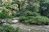 Alles klar?  Heute ist Samstag der 28.2. und vor uns liegt ein langes Wegstück über 300 km Länge nach Río Claro Reserva Natural La Mulata (das obige Bild zeigt schon mal, wie der 'klare' Fluss aussieht). Wie üblich vergleichen wir Organic Maps mit Googles Vorschlag und sind überrascht, dass Organic Maps uns entgegen sonstiger Praxis den längeren Weg empfiehlt. Sicherheitshalber erkundigt sich Maren nochmals bei dem netten Hotelangestellten, der uns ebenfalls dringend anrät, lieber zurück Richtung Bucaramanga zu fahren und dann erst auf der 60 weiter Richtung Süden, statt den direkteren Weg zu nehmen, der sehr steil und in schlechtem Zustand sei. Unser Auto würde es uns danken. Wir danken dem Angestellten und werden zum Auschecken an die freundliche Chefin weitergereicht, die sich erkundigt, ob wir Verbesserungsvorschläge hätten, ob wir zufrieden waren, wie wir geschlafen hätten, wie das Frühstück war...? Damit Maren etwas Konstruktives beisteuern kann, erklärt sie mit freundlichem Lächeln, ihr sei klar, dass unterschiedliche Frühstücksgewohnheiten auch kulturell bedingt seien, wir aber ganz persönlich lieber weniger Eier und dafür etwas mehr Brot und Obst bevorzugen würden.