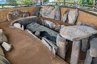 Anders im Detail  Trotz der Ähnlichkeiten zwischen den drei bedeutenden archäologischen Stätten, haben Fachleute doch offenkundige Unterschiede entdeckt. So weisen die Mesitas von San Agustín erheblich mehr Denkmäler auf als Los Ídolos, dafür sind hier die Grabgestaltung, die Ausführung der Sarkophage und die feingearbeiteten Sargabdeckungen etwas anders ausgeführt. Für die jeweiligen Gemeinschaften hatten die Orte eine große zeremonielle Bedeutung und eine Menge von Aktivitäten der herrschenden Großfamilien fanden hier statt.