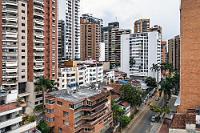 Bucaramanga  Die "ruhige Stadt, bekannt für ihre zahlreichen Parks" sieht aus unserer Perspektive eher wie eine kleinere Ausgabe von Bogotá aus – zumindest, was den Verkehr angeht. Immerhin gelingt es uns, punktgenau vor dem Hotel zu landen – und das, obwohl Organic Maps es gar nicht kennt! Wir müssen gestehen, dass auch unsere Vorstellung von Kolumbien bisher geprägt war von den meist disqualifizierenden Darstellungen unserer Medien, die bis vor relativ kurzer Zeit von der FARC Guerilla und Drogenbanden dominiert wurden. Damit einhergehend verband sich – wahrscheinlich nicht nur bei uns – das Bild einer gesellschaftlichen und wirtschaftlichen Unterentwicklung, so dass man Kolumbien irgendwie mit der dritten Welt assozierte. Erst nach und nach wandelte sich dieses Bild, worin der Grund liegt, weshalb Kolumbien das letzte der von uns besuchten Andenländer ist. Womit wir aber wirklich nicht gerechnet hatten, waren die von modernen Hochhäusern dominierten Großstädte, die man mehr in Nord-, als in Südamerika erwartet hätte. Wenn man aber erfährt, dass Kolumbien mit 54 Mio. Einwohnern das zweitbevölkerungsreichste Land Südamerikas ist (nach Brasilien), von denen 80 % aus wirtschaftlichen Gründen vom Land in die Großstädte fliehen, ahnt man, dass diese Bebauung der einzige Weg ist, diese Massen menschenwürdig unterzubringen.