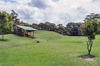 Bunker on the green  Nach meinem Dafürhalten müssen die Menschen der Magdalena-Kultur große Golfspieler gewesen sein – wer baut sich sonst so ein Areal? Nach den Mesitas von San Agustín weisen die beiden Hügelgruppen, die wie die Schenkel eines Hufeisens die große flache Terrasse umfassen, insgesamt sieben Grabhügel mit 23 Statuen auf. Wir haben die Anlage an der Einbuchtung des Hufeisens betreten und wenden uns zuerst nach links, Richtung Nordosten, wo wir uns die ersten Grabhügel ansehen.