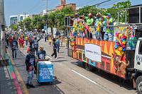 Die Vorhut  Auf dem Weg vom Hotel hinab zur Via 40, der großen Magistrale, auf der die heutige Parade den Höhepunkt des Karnevals darstellt, passieren wir engbebaute Wohnquartiere, deren Bewohner sich erkennbar ebenfalls in Feierlaune befinden, denn aus allen Ecken schallt uns laute Musik entgegen und an manchen Stellen haben sich bunt kostümierte Gruppen meist junger Mädchen versammelt, die, von ihren Müttern begutachtet, letzte Hand an ihre Verkleidung anlegen. Nun werden sie sicherlich bald abgeholt und von Bussen an den Beginn der Parade gekarrt, der von dem Ende des Umzugs, an dem wir uns befinden, gute fünf Kilometer entfernt ist. Die Komparsen, die jetzt gegen 13:00 Uhr für uns den Zug anführen, haben also schon einen kräfteraubenden Marsch in praller Mittagssonne hinter sich.