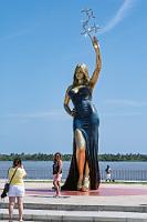 Eine Tochter der Stadt...  ...ist Sofía Margarita Vergara, ein Model und eine Schauspielerin, die nach einer lokalen Karriere 2002 für Hollywood entdeckt wurde und eine gewisse Berühmheit als Film- und Serienstar erlangte. Die Statue der noch etwas bekannteren Stadttochter und Sängerin Shakira haben wir leider übersehen, da sie ein Stück vor unserer Abbiegung auf die Avenida das Ufer bewacht.