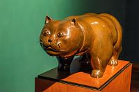 El Gato  Mit dieser "kolonialdegenerierten" Katze schließen wir unseren Besuch für heute ab. Wir haben natürlich auch noch den Rest des Museums besichtigt, in dessen östlichem Flügel weitere 85 Werke weltberühmter Künstler wie Francis Bacon, Joan Miró, Claude Monet und Pierre-Auguste Renoir, Alberto Giacometti, Camille Pissarro, Edgar Degas, Eugène Louis Boudin, Gustave Caillebotte und Henry Moore (Aufzählung Wikipedia) ausgestellt sind, darunter einige aus Boteros privatem Besitz. Da aber keines von denen den kuriosen Humor der Werke des Kolumbianers besitzt, trafen sie auf nur eher beiläufiges Interesse von uns Kunstbanausen ;-).  Außerdem müssen wir weiter! Kurz nach 10:00 Uhr sind wir wieder am Parqueadero und lösen unseren KIA aus. Gut, dass die Stoßzeit schon vorbei ist, so brauchen wir nur knapp zwei Stunden, um aus Bogotá herauszukommen. Irgendwann und drei Mautstationen später wird es besser, und nachdem Organic Maps uns wieder eine seiner dubiosen Abkürzungen angeboten hat, gehen wir auf Nummer sicher und erkundigen uns auf einer Tankstelle nach dem besten von drei möglichen Wegen nach Villa de Leyva.