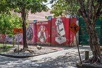 Erste Schritte  Es geht ein bißchen durcheinander mit den Fotos, denn bis wir vom Hotel in Barranquilla aus einen ersten entspannten Erkundungsgang durch unser Urlaubsdomizil unternehmen, passiert noch so einiges. Denn noch befinden wir uns in Cartagena, haben soeben das Übernachtungshotel erreicht und mit Hilfe unseres Abholers das Gepäck entladen und in unser nettes Zimmer verfrachtet. Maren will noch schnell einen Blick auf die Adresse unseres morgigen Ziels werfen, nur um voller Entsetzen festzustellen, dass sie ausgerechnet ihren Rucksack, das Behältnis all unserer Reisedokumente und Telefonnummern, auf dem Rücksitz des Transferautos vergessen hat. Verzweifelt entern wir das Hotelfoyer, um nach einem Weg zu suchen, den Fahrer irgendwie wieder zu erreichen, als die Außentür sich öffnet und unser Fahrer mit dem Rucksack winkend wieder eintritt. Man hört förmlich den Plumps des Steins, der Maren vom Herzen fällt und die folgende, herzliche Umarmung hat sich der aufmerksame Fahrer wirklich verdient. Einmal Chimborazo-Abenteuer reicht... Die Nachtruhe ist nun gesichert und nach einem sättigenden, wenn auch sehr süßen Frühstück steht bereits unser erster Mietwagen nebst Fahrer vor der Tür des Hotels. In Ermangelung eines Parkplatzes beladen wir das warnblinkende Auto direkt an der Straße und nach einer kurzen Übergabeprozedur mit drei Unterschriften schließen wir unser Navi an und machen uns auf den Weg – das heißt, wir versuchen es...