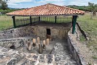 Leergefleddert  Schon die spanischen Konquistadoren kannten diesen Ort und nannten ihn "infiernito", also "kleine Hölle", weil sie ihn für teuflisch und für einen Tempel heidnischer Anbetung hielten. Mitte des 17. Jahrhunderts wurde der Ort erstmals von einem kolumbianischen Armeegeographen beschrieben und auch Alexander von Humboldt soll hier gewesen sein und diese Stätte für ein Observatorium gehalten haben, um astronomische Phänomene wie Sonnenwenden sowie Tagundnachtgleichen vorherzusagen. Nachdem wir uns an diversen Stelen und Phalli sattgesehen haben, passieren wir kurz vor Ende des Rundgangs diese wiederhergestellte, mit einem Schutzdach versehene Grabstätte, in der die Muisca ihre verstorbenen Häuptlinge oder Priester beigesetzt haben. Genau weiß das heute keiner mehr, denn erst ab 1981 wurden ernsthafte archäologische Untersuchungen und Ausgrabungen hier angestellt, die aufgrund erheblicher Schäden durch Vandalismus und Grabräuber aber keine exakte Rekonstruktion geschichtlicher Fakten mehr ermöglichte.