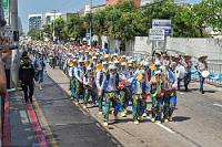 Mit Pauken und Trompeten  Ein weiterer Trupp Marimondas zieht, begleitet von einer lautstarken Perkussionband, vorbei. Überhaupt ist die Parade nicht nur ein Anschlag auf den Sehsinn, auch die Ohren werden bis an die Schmerzgrenze beansprucht. Denn es ist ja nicht nur die Begleitmusik der gerade vorbeiziehenden Komparserie, sondern es schallt zusätzlich vom gerade vorbeigezogenen und dem von hinten nachfolgenden Zug eine so wüste Kakophonie von Tönen auf den Zuschauer ein, dass man bald gezwungen ist, seine Ohren auf Durchzug zu schalten.