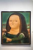 Mona Lisa  Boteros Thema war der Mensch, dem er in Bildern, Zeichnungen und Skulpturen seine besondere Sichtweise verlieh, indem er ihn meist dick darstellte und ihn auf diese Weise überzeichnete und karikierte, wie bei dieser Mona Lisa.
