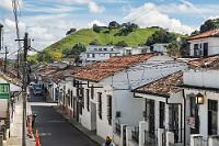 Morro del Tulcán  Auch Maren passiert hier nichts, selbst als sie weiter mutterseelenallein durch enge Gassen streift. Im Gegensatz zu heimischen Gefilden, in denen man heute jederzeit die Bekanntschaft Solinger Qualitätsprodukte machen kann und speziell Frauen mitunter als Freiwild betrachtet werden, herrscht im lateinamerikanischen Alltag noch ein zivilisierter Respekt gegenüber dem Mitmenschen, wie er unserer sogenannten Zivilgesellschaft leider weitgehend abhanden gekommen ist. Es ist inzwischen wieder recht warm geworden und obwohl der "Morro del Tulcán", ein in präkolumbianischer Zeit zwischen 1600 und 500 v.Chr. von einem indigenen Volk als Begräbnisstätte errichteter Hügel zum Ersteigen reizt, nimmt Maren davon Abstand, denn der Aufstieg ist einfach zu schattenlos und der Blick auf die Stadt auch von hier unten ganz schön.